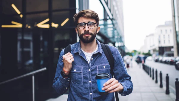 Grave Uomo Barbuto Guardando Lontano Mentre Piedi Sulla Strada Con — Foto Stock