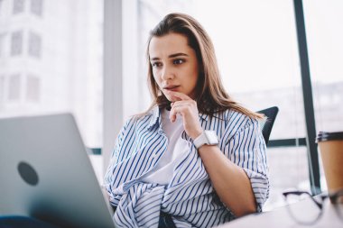 Program kodlu serbest meslek ile ilgilenen beyaz kadın bilişim uzmanı, medya kurulumu için web projesi uygulaması kurma fikirleri üzerinde uzaktan çalışan akıllı gelişigüzel grafik tasarımcısı