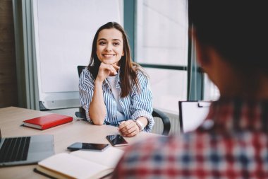Pozitif konuşmalar sırasında erkek meslektaşını dinleyen başarılı bir kadına, önden bakan bir erkeğe ve sıradan bir bayan stajyere odaklanın.