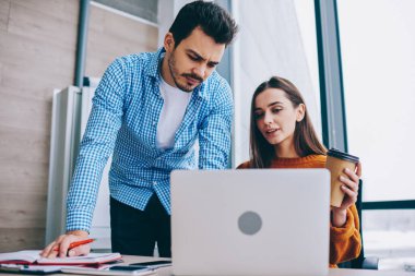 Akıllı gündelik kıyafet giyen genç erkek ve kadın çalışanlar modern iş yerinde uzaktan işbirliği sırasında web projeksiyonunu tartışıyor, Kafkasyalı bilişim uzmanları bankacılık uygulaması üzerinde beyin fırtınası yapıyor