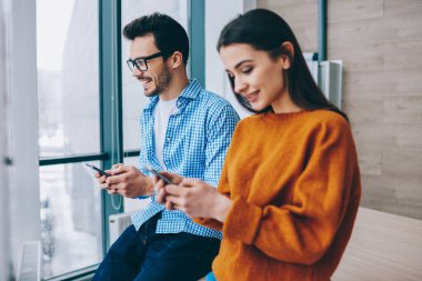 Bluetooth bağlantısı üzerinden medya dosyalarını paylaşmak için modern cep telefonlarını kullanan beyaz çağlar, erkek ve kadın sosyal ağ oluşturmak için canlı konuşmaları görmezden gelerek mobil iletişimi tercih ediyor