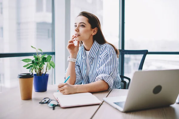 Reprodutora Feminina Atenciosa Roupas Casuais Inteligentes Sentadas Mesa Trabalho Com — Fotografia de Stock