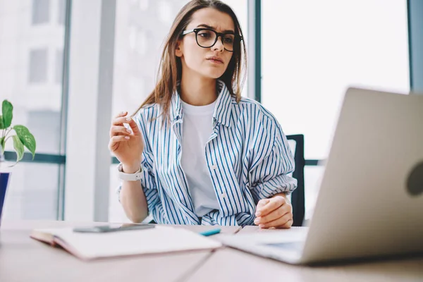 Verbaasde Vrouwelijke Stagiaire Optische Brillen Voor Correctie Van Gezichtsvermogen Kijken — Stockfoto