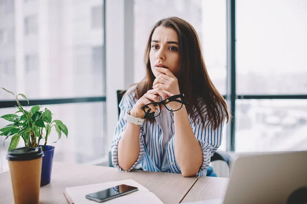 Puzzled Female Trainee Optical Glasses Hand Thinking Table Desk Cropped — Stock Photo, Image