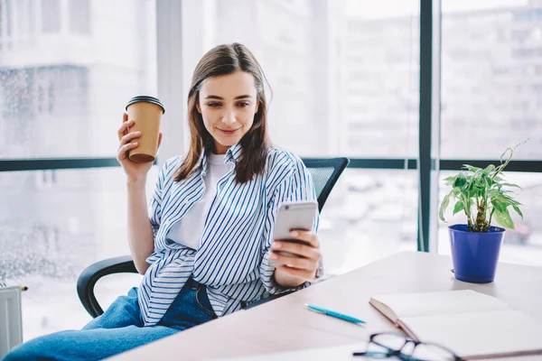 Jugendlicher Kaukasischer Angestellter Schicker Freizeitkleidung Mit Handy Applikation Für Soziale — Stockfoto