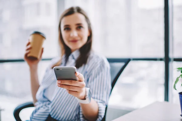 Porträt Eines Verschwommenen Millennials Mit Mobilfunk Technologie Der Kaffeepause Büro — Stockfoto