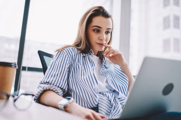 Blanke Vrouwelijke Professional Geïnteresseerd Ontvangen Freelance Taak Met Programmacode Slimme — Stockfoto