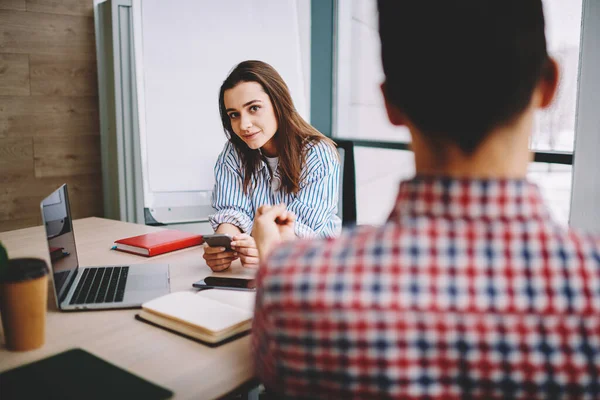 Portret Van Blanke Vrouwelijke Blogger Met Mobiele Telefoon Apparaat Handen — Stockfoto