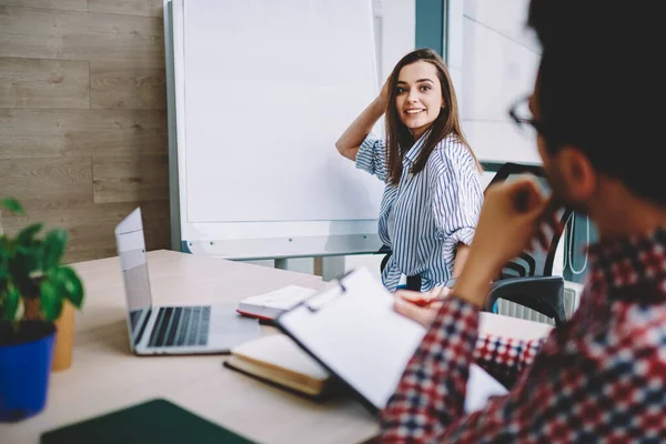ビジネス情報のコピースペース付きモックアップフリップチャートを使用して男と職業インタビュー中に笑顔成功した女性研修生 オフィスでのスタートアップのアイデアに協力同僚 — ストック写真