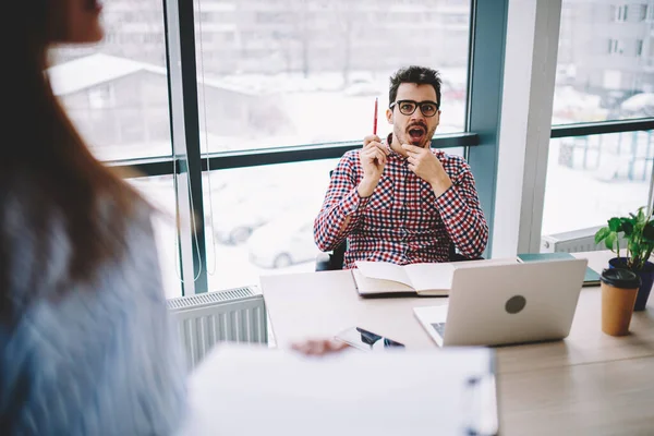 Erstaunte Kaukasische Professionelle Arbeitgeber Klassische Brille Beeindruckt Mit Erhaltenen Informationen — Stockfoto