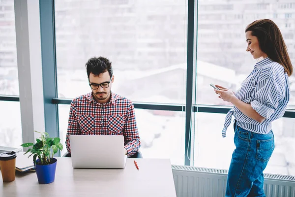 Slimme Casual Man Vrouw Met Behulp Van Mobiele Telefoon Laptop — Stockfoto