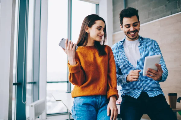 Caucásico Amigos Masculinos Femeninos Discutiendo Publicación Web Durante Las Redes —  Fotos de Stock