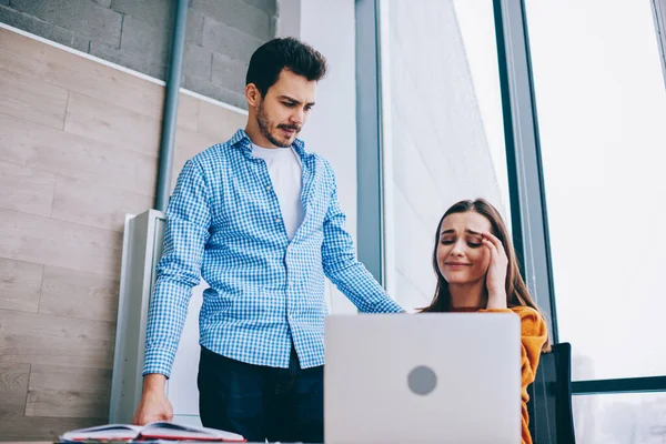 Blanke Vrouwelijke Werknemer Voelt Hoofdpijn Tijdens Samenwerkingsproces Met Slimme Casual — Stockfoto