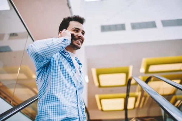 Allegro Ragazzo Hipster Camicia Casual Intelligente Che Chiama Migliore Amico — Foto Stock