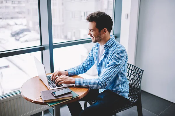 Professionista Maschio Successo Che Lavora Distanza Digitando Testo Progettazione Siti — Foto Stock