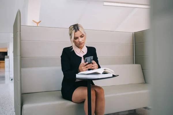 Joven Empresaria Traje Formal Comprobando Mensaje Teléfono Móvil Mientras Está —  Fotos de Stock