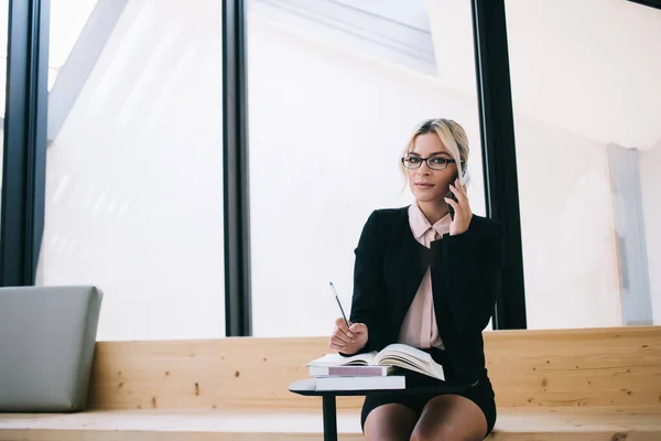 Retrato Emprendedor Gafas Ópticas Haciendo Negocios Con Bloc Notas Llamando — Foto de Stock