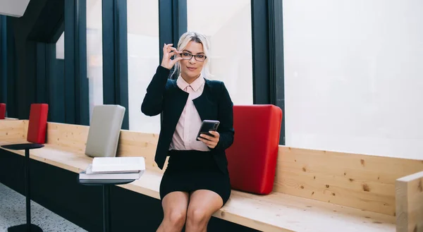 Retrato Mujer Joven Empleadora Gafas Ópticas Mirando Cámara Durante Investigación —  Fotos de Stock