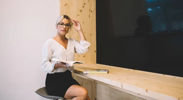 Mujer Joven Seria Traje Formal Anteojos Lectura Libro Mientras Está —  Fotos de Stock