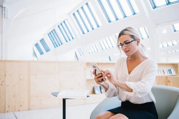 Snygg Smart Kvinna Formella Kläder Och Glasögon Surfa Data Smartphone — Stockfoto