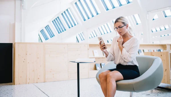 Secretario Profesional Caucásico Comprobación Gafas Clásicas Recibido Mensaje Correo Electrónico —  Fotos de Stock