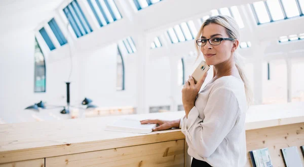 Halvveis Lengde Portrett Hvit Voksen Student Med Moderne Smarttelefon Som – stockfoto