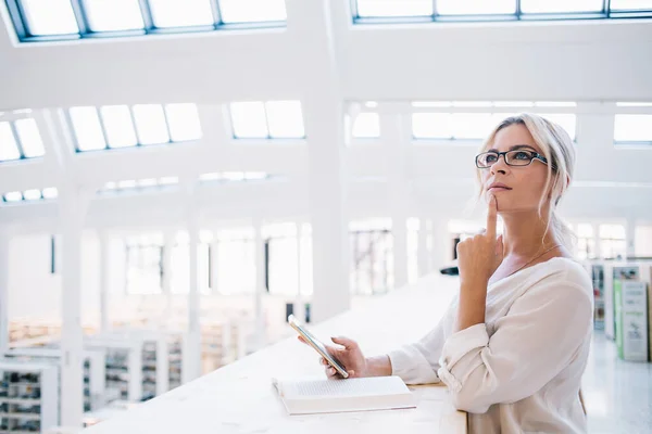 Vista Lateral Inteligente Mujer Negocios Gafas Mirando Hacia Arriba Pensando —  Fotos de Stock