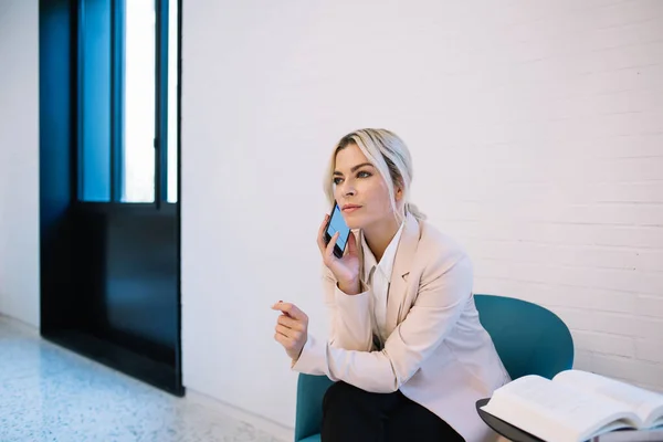 Mujer Emprendedora Seria Con Ropa Elegante Sentada Cerca Mesa Con —  Fotos de Stock