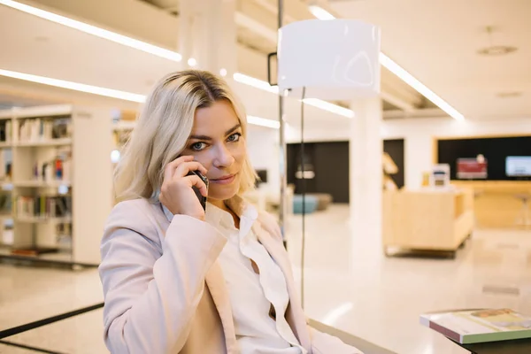 Komoly Női Vállalkozó Divatos Ruhában Nézi Kamerát Beszél Okostelefonon Miközben — Stock Fotó