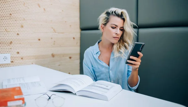 Mujer Inteligente Que Busca Información Útil Teléfono Inteligente Moderno Mientras —  Fotos de Stock