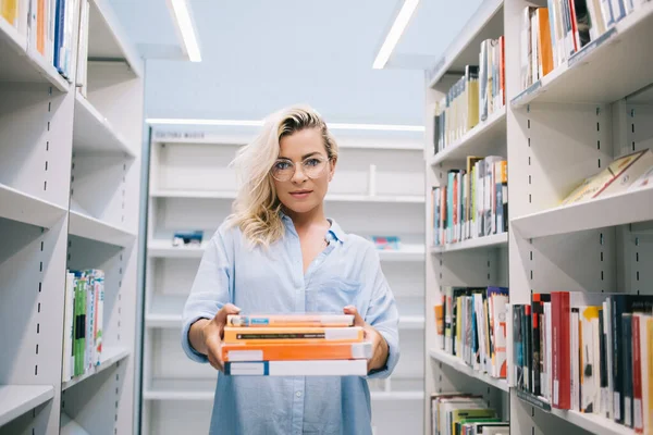 Halvlångt Porträtt Attraktiv Kvinnlig Bibliotekarie Som Erbjuder Litteraturböcker För Fritidsläsning — Stockfoto
