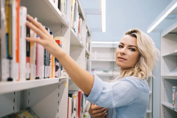 Retrato Metade Comprimento Bela Estudante Selecionando Livros Para Fazer Compras — Fotografia de Stock