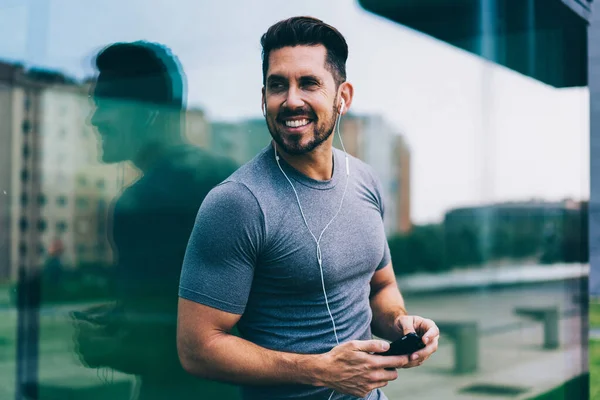 Muskulös Manlig Kroppsbyggare Med Gulligt Leende Läpparna Stående Vid Staden — Stockfoto