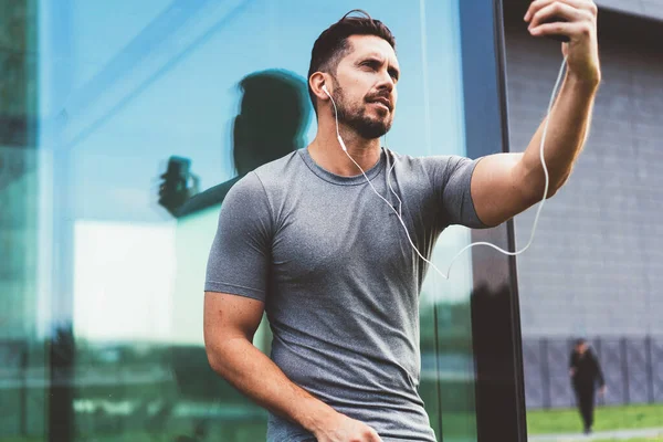 Muscular Caucásico Culturista Los Auriculares Electrónicos Disparo Influencia Vlog Vídeo — Foto de Stock