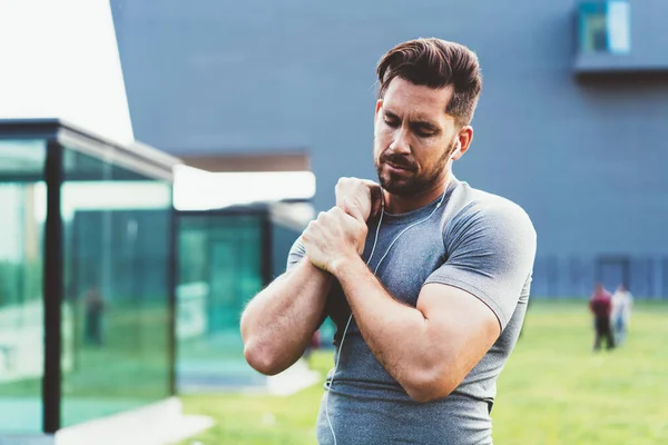 Beyaz Tenli Atletik Koşucu Kollarını Esneterek Kalp Egzersizi Yapıyor Motivasyon — Stok fotoğraf