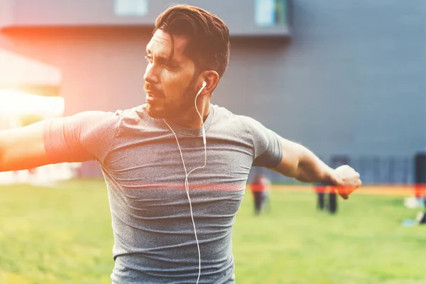Kaslı Erkek Sporcu Dışarıda Dayanıklılık Egzersizi Yaparken Isınıyor Egzersiz Yapıyor — Stok fotoğraf