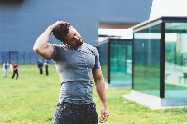Caucasian Muscular Guy Tracksuit Earphones Have Training Outdoors Keeping Wellbeing — Stock Photo, Image