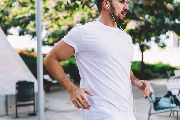 Caucasian Wellbeing Sportsman Electronic Earphones Running Urban Setting Listening Motivation — Stock Photo, Image