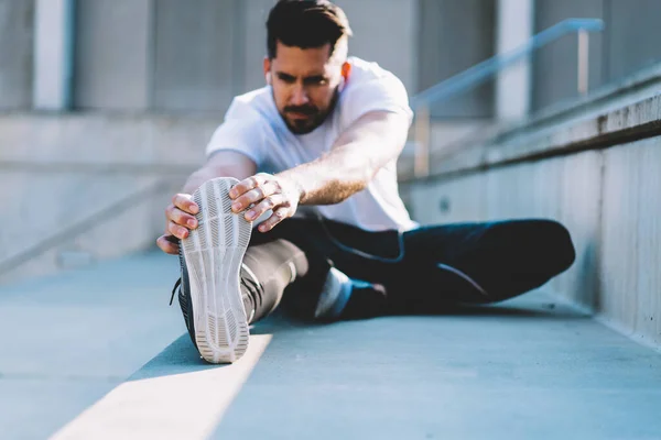 Deportista Caucásico Borroso Haciendo Ejercicio Estiramiento Durante Entrenamiento Matutino Entorno — Foto de Stock