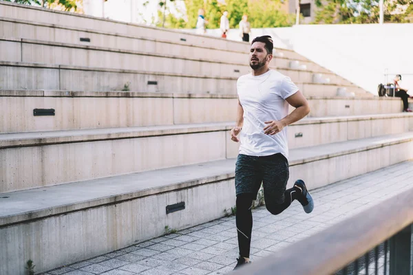 Aktif Giyimli Beyaz Erkek Şehir Caddesinde Koşuyor Kulaklıklı Sporcu Müzik — Stok fotoğraf