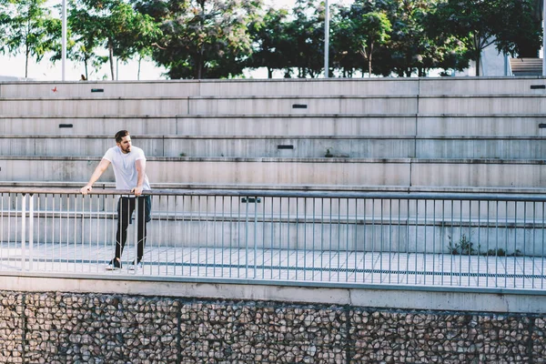 Culturista Muscoloso Tuta Sportiva Ascoltare Musica Audio Durante Allenamento Pausa — Foto Stock