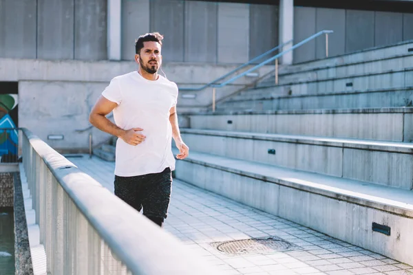 Deportista Bienestar Caucásico Auriculares Electrónicos Que Ejecutan Entorno Urbano Escuchando — Foto de Stock