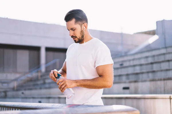 Caucasian Bodybuilder Water Bottle Refreshing Enjoying Audio Podcast Sportive Information — Stock Photo, Image