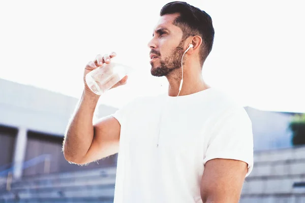 Styrka Manliga Idrottare Dricksvatten Från Plastflaska Njuter Tid För Morgon — Stockfoto