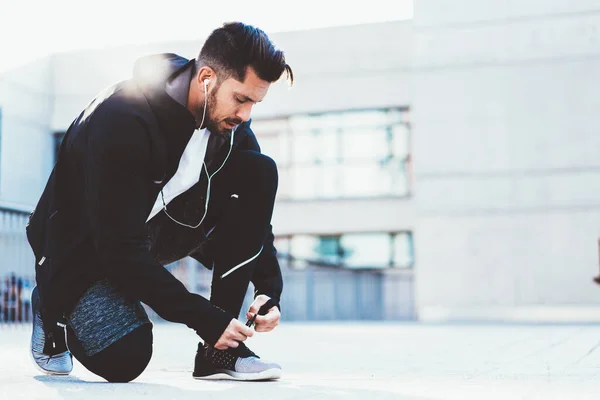 Deportista Caucásico Chándal Atando Cordones Zapatillas Para Correr Aire Libre —  Fotos de Stock