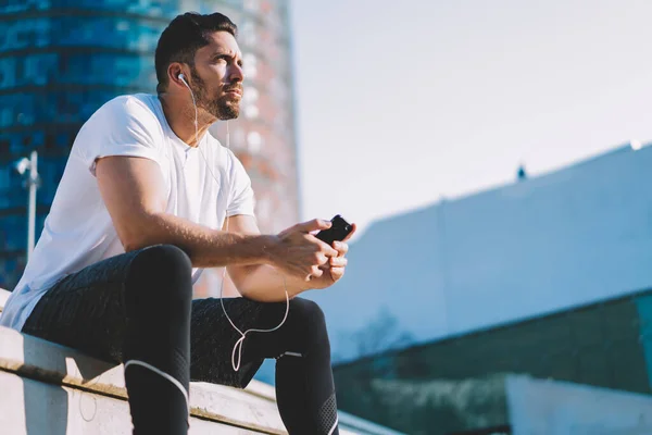 Construtor Corpo Masculino Pensativo Sportswear Sentado Urbanidade Ponderando Sobre Exercícios — Fotografia de Stock