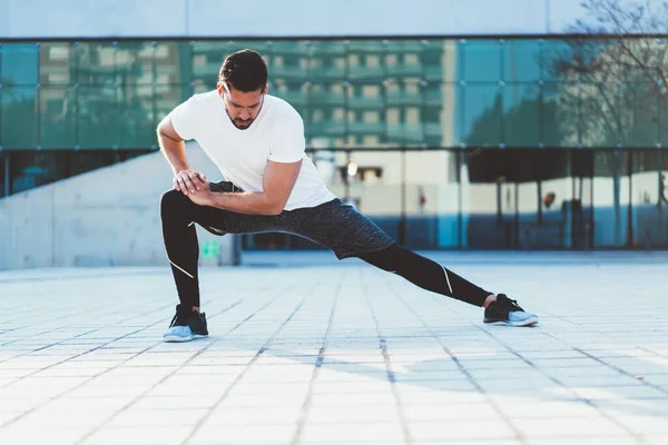 Varón Flexible Chándal Calentando Los Músculos Las Piernas Durante Entrenamiento — Foto de Stock