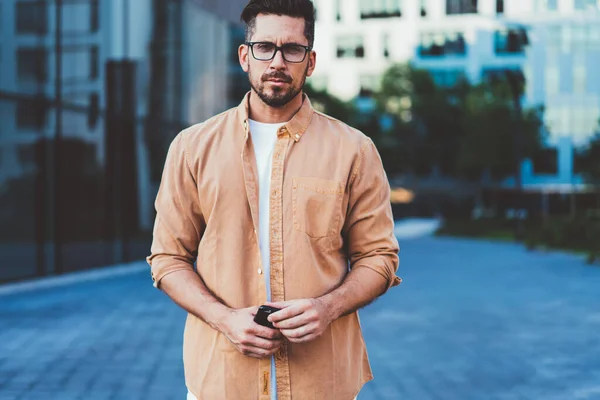 Retrato Hombre Caucásico Guapo Con Tecnología Moderna Para Comunicación Pie —  Fotos de Stock