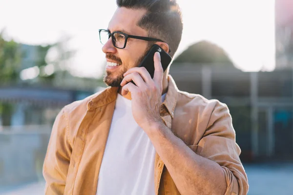 Hombre Alegre Moda Desgaste Gafas Sonriendo Durante Conversación Del Teléfono — Foto de Stock