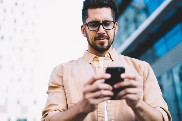 Blogger Masculino Caucásico Gafas Para Corrección Visión Escribiendo Mensaje Correo — Foto de Stock